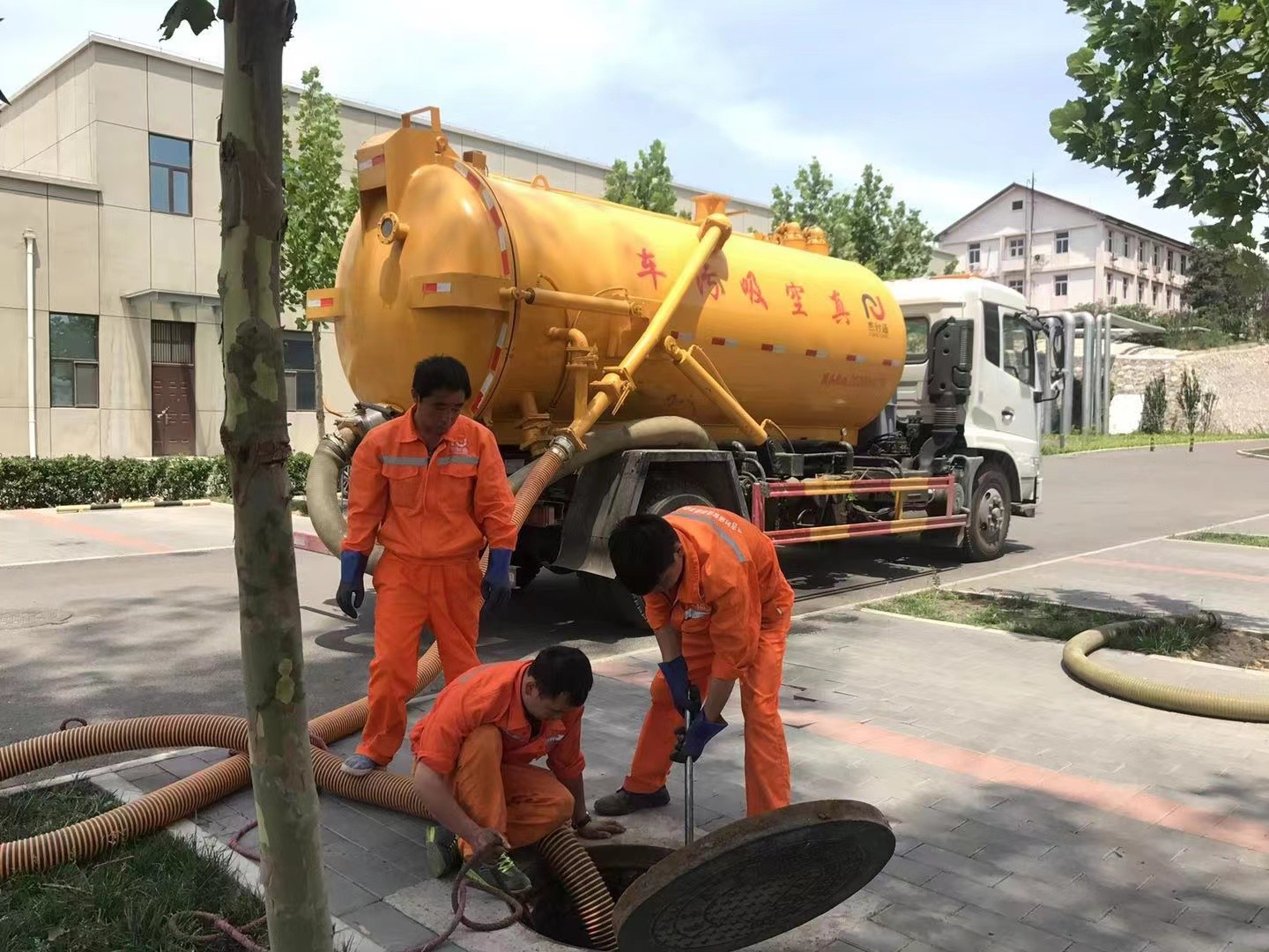 坡心镇化粪池清理与5-8吨吸粪车施工效率分析